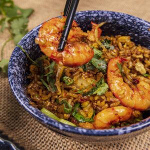 Arroz frito com legumes e camarões ao molho